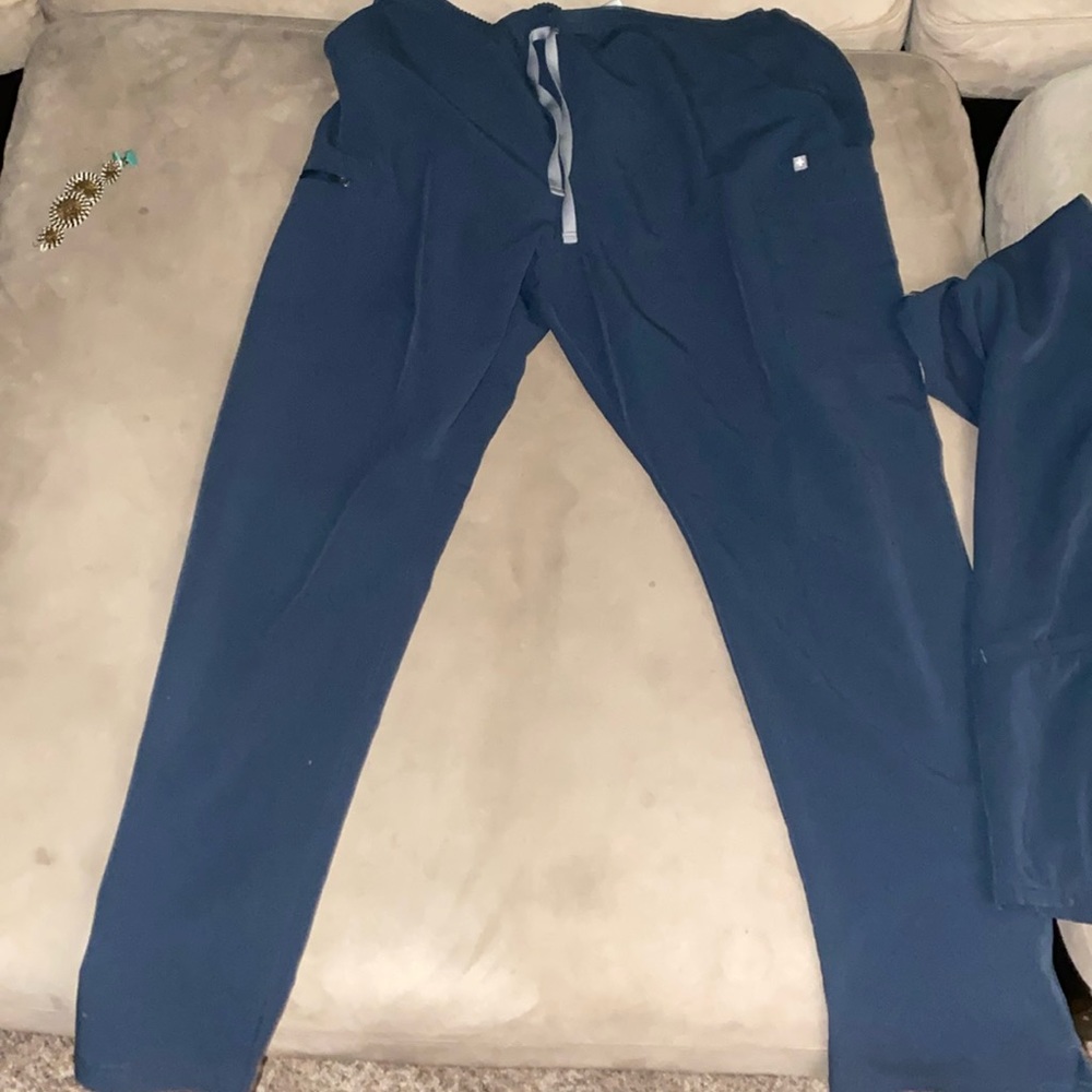 Women’s figs scrub set xl pants l top 60 obo